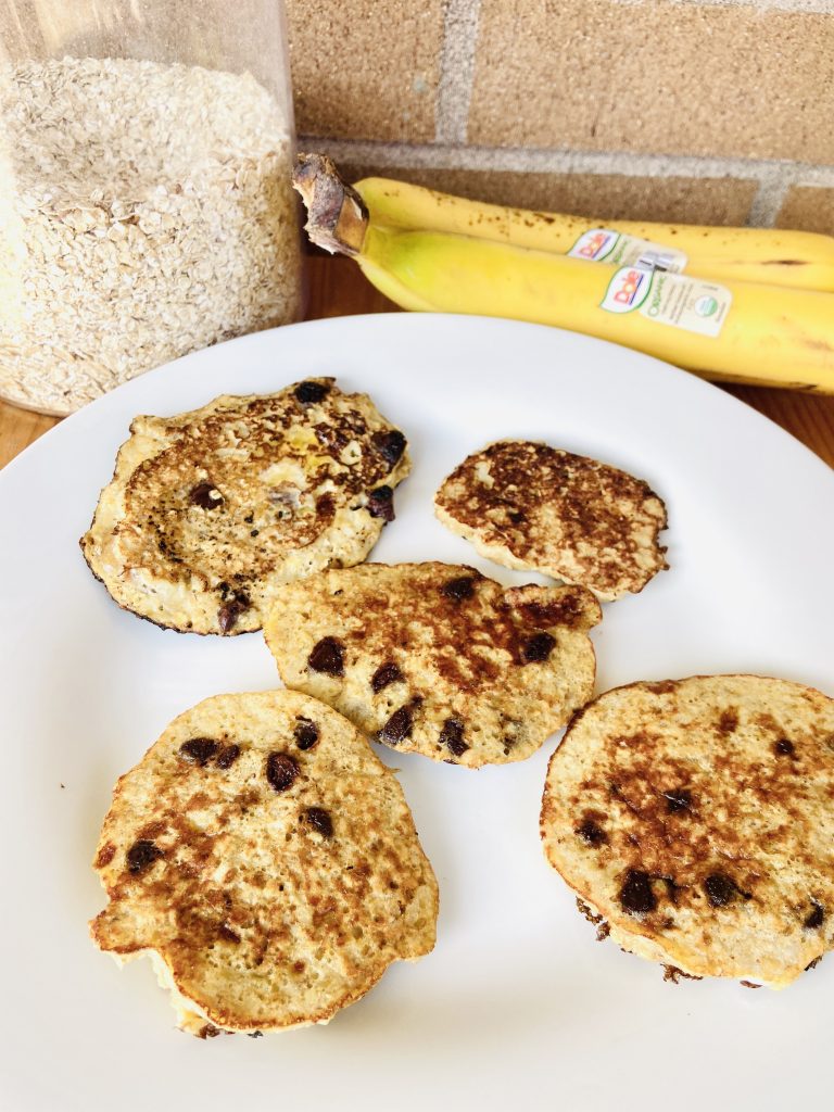 banana oat pancakes